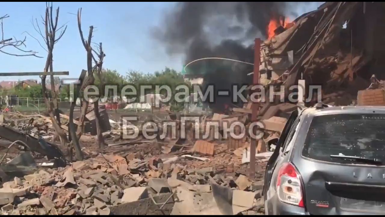 Jeden z budynków i samochodów w Biełgorodzie uszkodzonych przez zgubioną przez rosyjski samolot bombę szybującą FAB. 