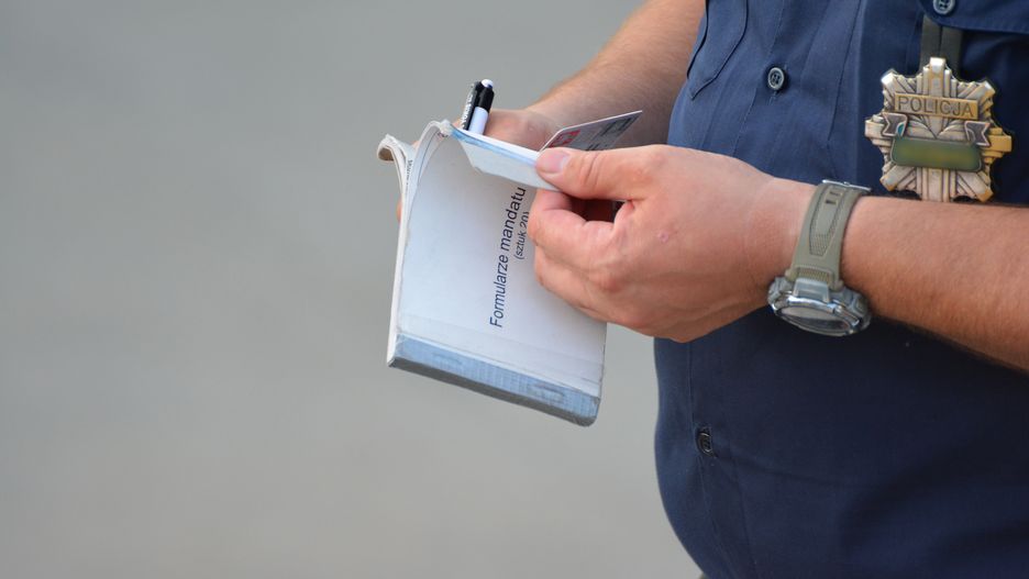 policjant, mandat, kierowca, karny, policjanci, funkcjonariusz, pisze, wystawia, kara, punkty, karne, prawo jazdy, zabrane, bloczek, polska, policja, policjantka, niebieski, mundur, zatrzymanie, wykroczenie, nowe, wysokie, kary, ruch drogowy, drogówka, stop, przewinienie, terminal, papier, formacja, gliny, rower, samochód, wypadek, parkowanie, na zakazie, 500, `1500, speed, grupa