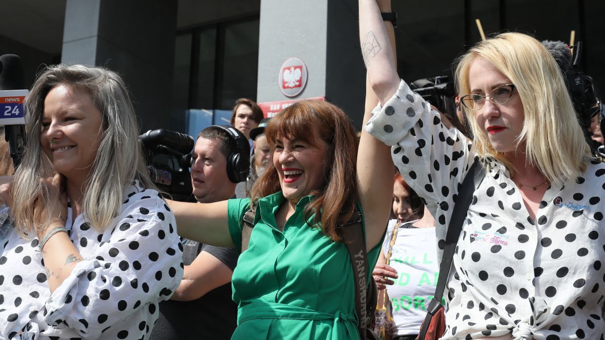 Aborcyjny Dream Team: Natalia Broniarczyk (z lewej), Justyna Wydrzyńska (pośrodku) i Kinga Jelińska (z prawej) przed budynkiem Sądu Okręgowego w Warszawie, w którym odbywała się kolejna rozprawa Wydrzyńskiej. 24 lipca 2022 roku