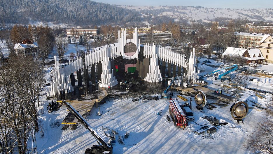 Budowa sceny na Równi Krupowej w Zakopanem przed Sylwestrem Marzeń 2022/2023