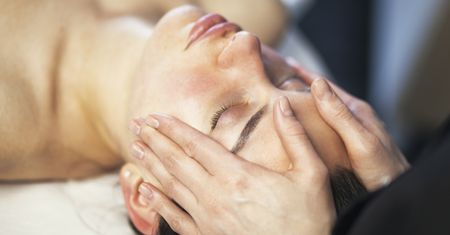Kobiety chętnie zapisują się na ten zabieg. Ale nie jest korzystny dla każdej skóry