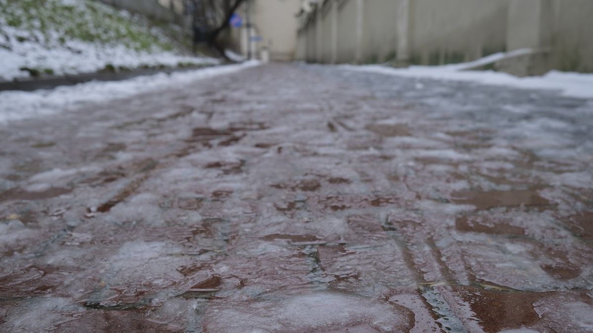 Marznące opady deszczu powodujące gołoledź