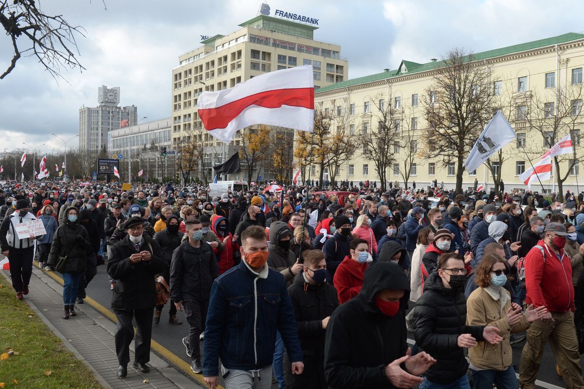Białoruś. Protestujący masowo udali się w kierunku podmińskich mogił 