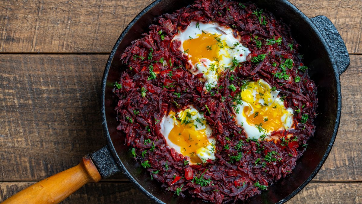 Szakszuka z burakami i pomidorami to śniadanie, które rozgrzewa