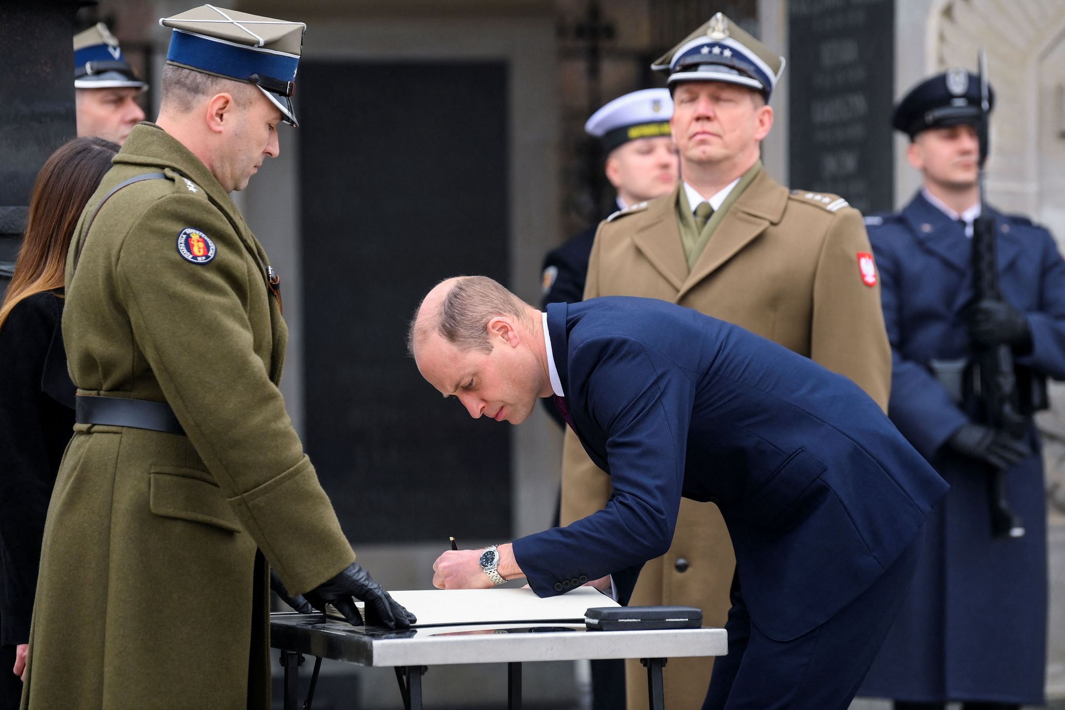 książę William składa kwiaty pod Grobem Nieznanego Żołnierza w Warszawie