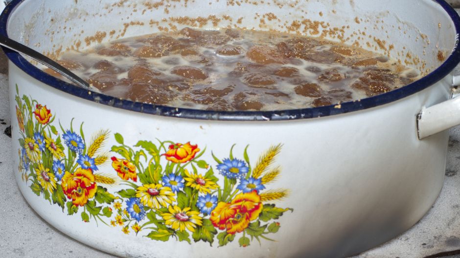 Zupa grzybowa króluje obecnie w wielu domach, co jest związane z sezonem grzybowym w Polsce.