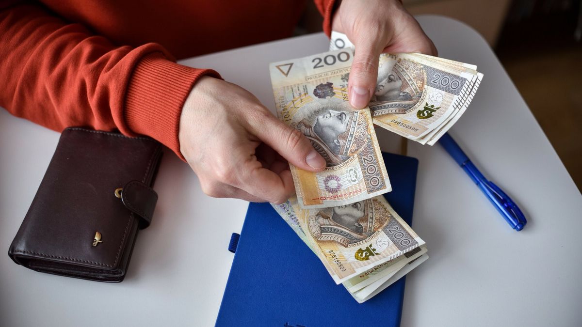 Stock Bart?omiej Magierowski
Fot. Bartlomiej Magierowski/East News. Wroclaw 5.02.2024. Zdjecie ilustracyjne: finanse, prowadzenie dzialalnosci, podatki w 2024 roku. N/z: mezczyzna liczacy gotowke.
Bartlomiej Magierowski