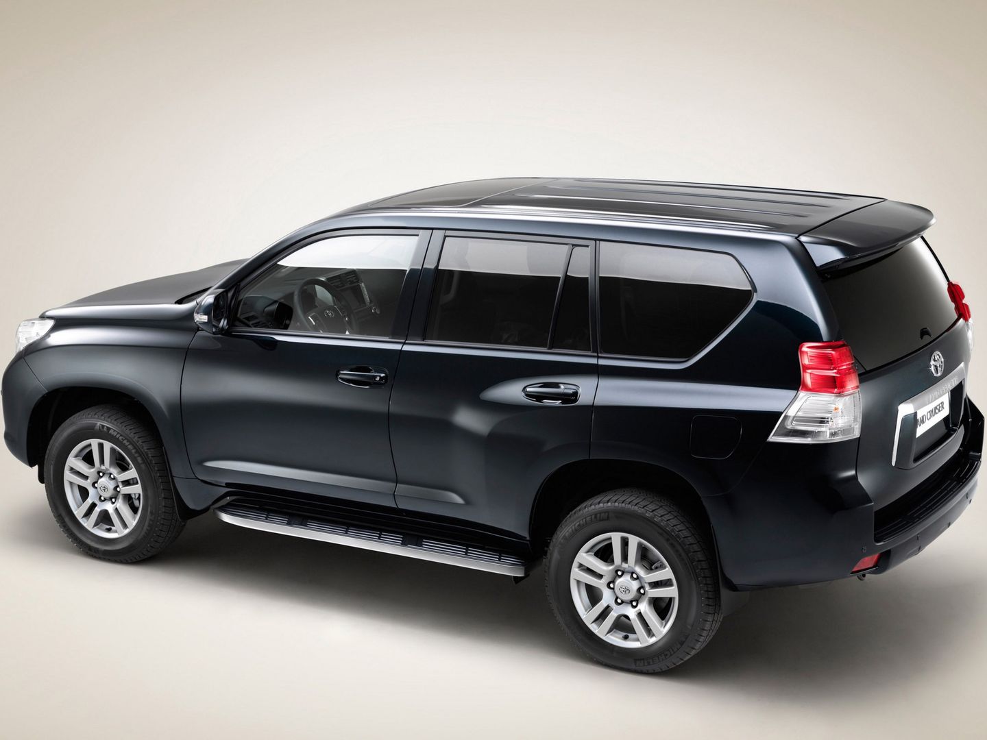 Z jednej strony wygodny, luksusowy SUV, z drugiej prawdziwa w każdym calu terenówka - taki szpagat mogła wykonać tylko Toyota. Nawet Land Rover i Jeep nie zrobiły tego, czego dokonała Toyota w 2009 roku wprowadzając na rynek ostatnią generację Prado. Gdy niemal wszystkie samochody w tej klasie mają już niewiele pierwotnego charakteru auta terenowego, Land Cruiser wciąż pozostaje autem jakie kochają miłośnicy Toyoty.