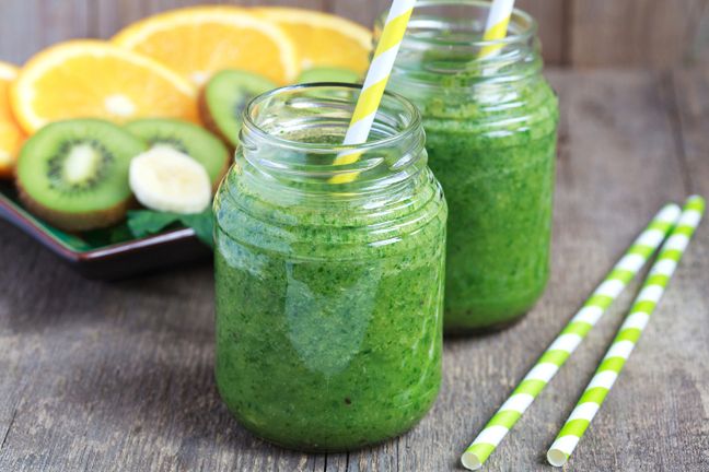 Moda na zielone koktajle nie ominęła nawet królewskiego dworu. Brytyjskie media donoszą, że Kate i William przepadają za zielonymi sokami i często robią je samodzielnie