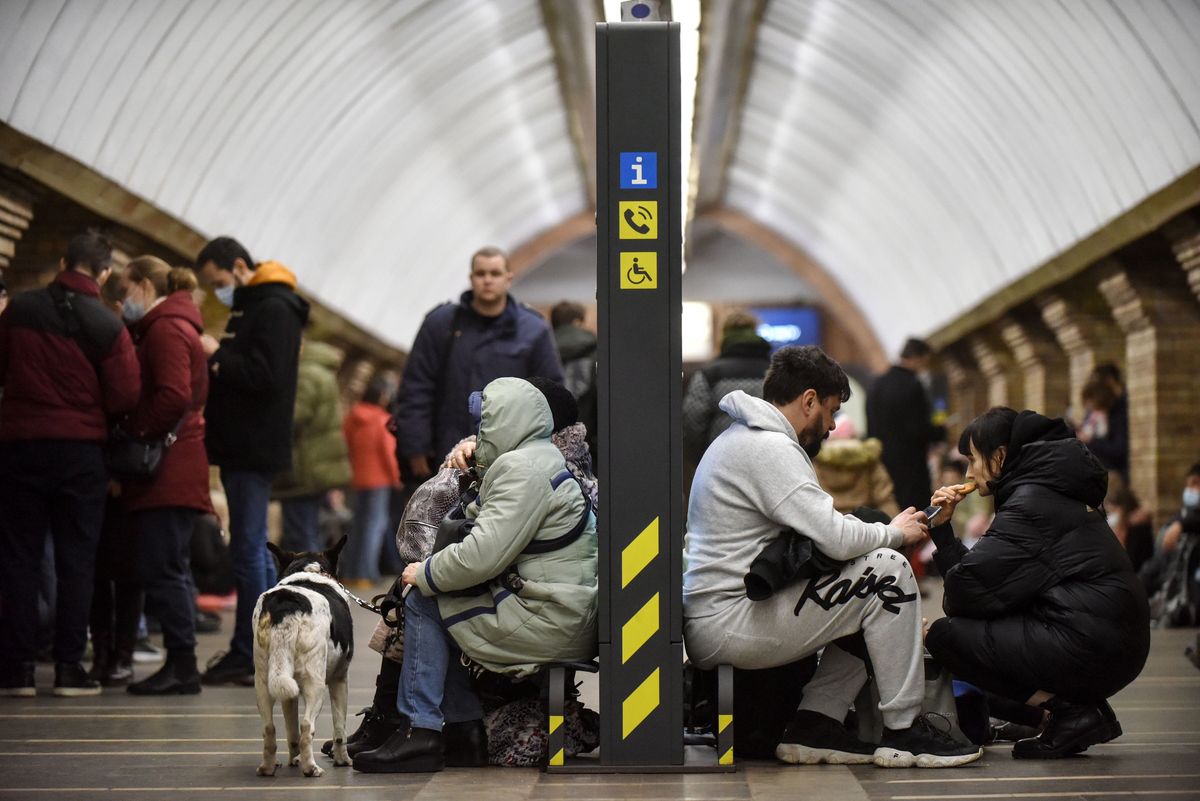 Mieszkańcy Kijowa w schronie w kijowskim metrze 