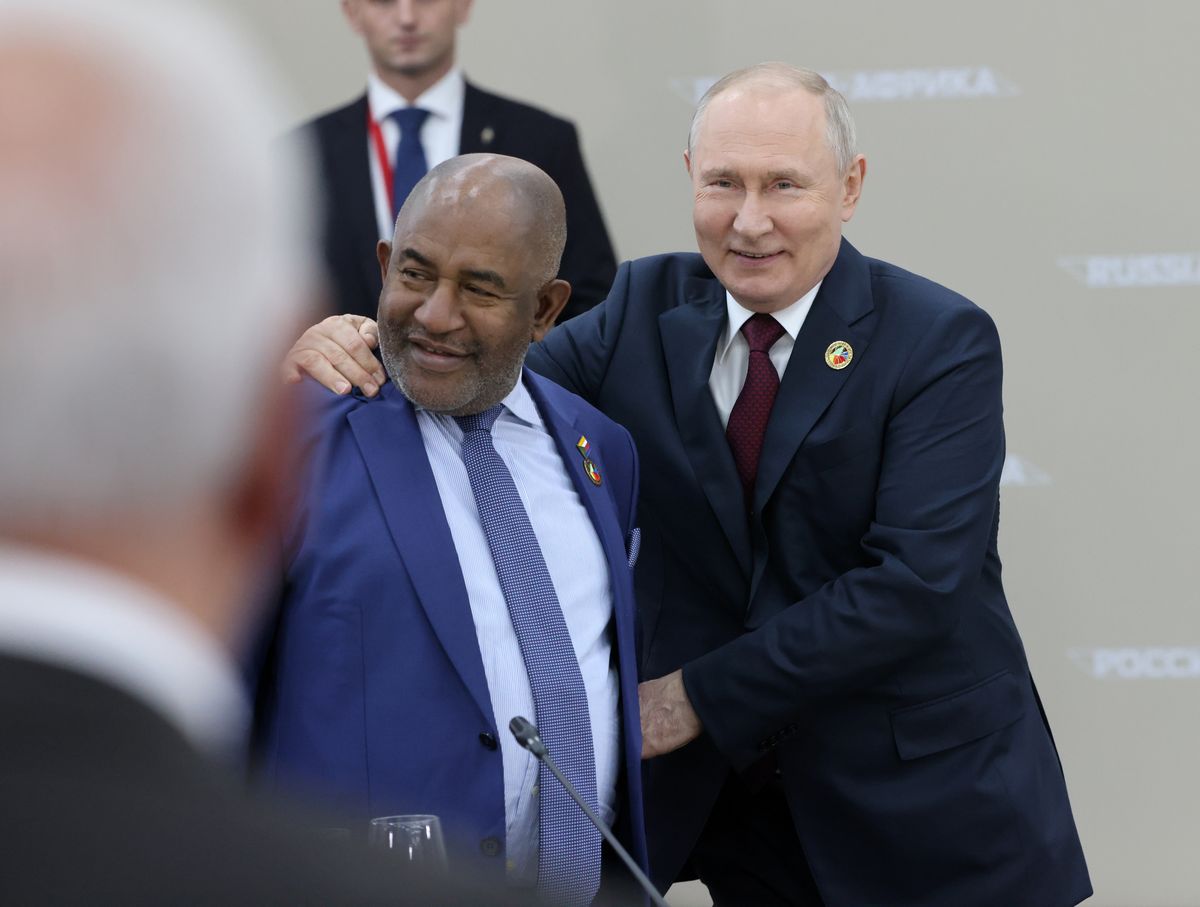 Szczyt Rosja-Afryka w Petersburgu. Prezdent Rosji Władimir Putin wita się serdecznie z prezydentem Unii Afrykańskiej, Azali Assoumanim