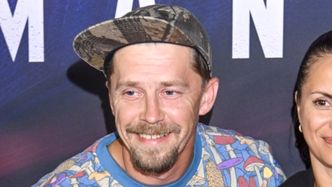 Dawno niewidziany Bartosz Obuchowicz pozuje na ściance z CAŁĄ RODZINĄ. Jego najstarsza córka skończyła 19 LAT