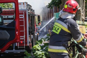 Wybuch i pożar w garażu. Ewakuowano budynek