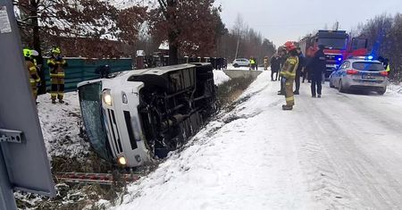 Autobus pełen dzieci wpadł do rowu. Są poszkodowani