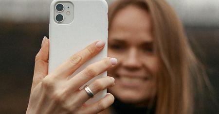 Apple po 5 latach dogania Samsunga. iPhone 14 z nowym aparatem do selfie