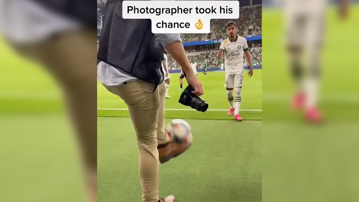 5 minut sławy fotografa sportowego. Pokazał na meczu swoje umiejętności 1