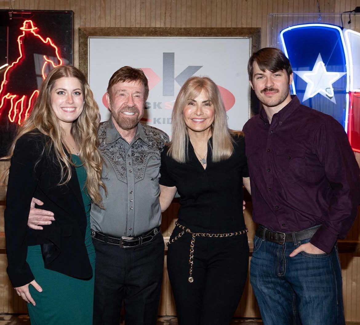 Chuck Norris z żoną i dziećmi