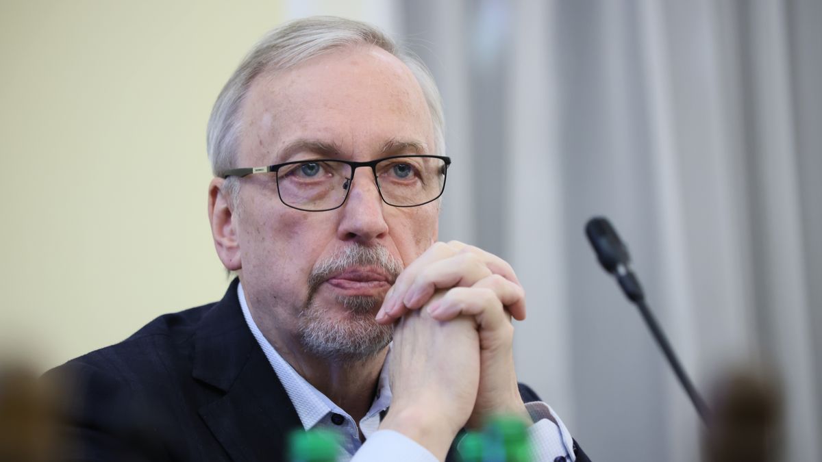 Warszawa, 27.11.2023. Poseł KO Bogdan Zdrojewski podczas wspólnego posiedzenia sejmowych Komisji: Edukacji, Nauki i Młodzieży oraz Sprawiedliwości i Praw Człowieka w Sejmie w Warszawie, 27 bm. Posłowie zajmują się zaopiniowaniem kandydatury Moniki Horny-Cieślak na rzecznika praw dziecka (jm) PAP/Leszek Szymański