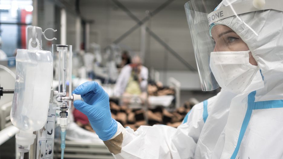 Szpital tynzczasowy - COVID - owy11.04.2021 Pyrzowice , lotnisko . Lekarze i pacjenci szpitala tymczasowego na lotnisku w strefie zamknietej podczas epidemii koronawirusa .
 Fot. Grzegorz Celejewski / Agencja GazetaFot. Grzegorz Celejewski / Agencja GazetaKoronawirus, Szpital, Lekarze