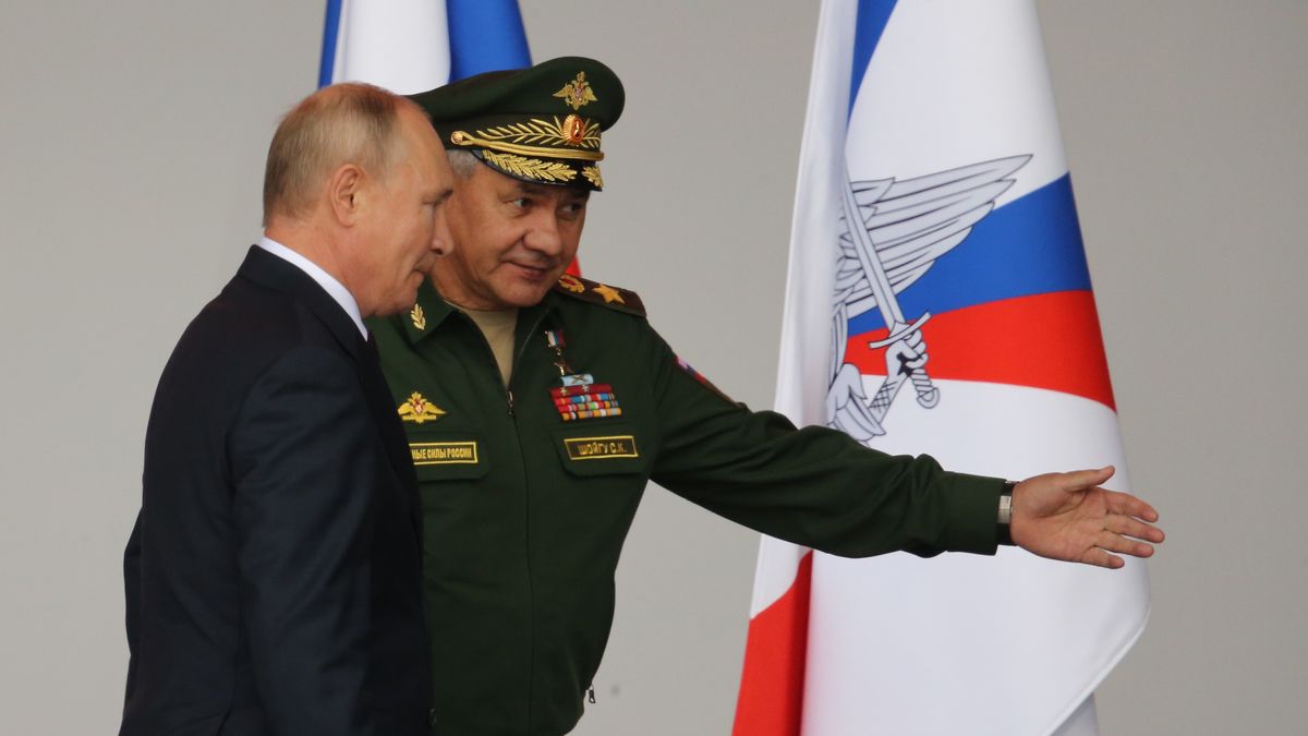 Władimir Putin i minister obrony Siergiej Szojgu, o którym się mówi, że mógłby zastąpić Putina na stanowisku prezydenta Rosji 