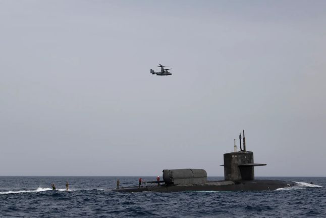 USS "Florida" - na kadłubie okrętu widoczny podwodny pojazd sił specjalnych ASDS