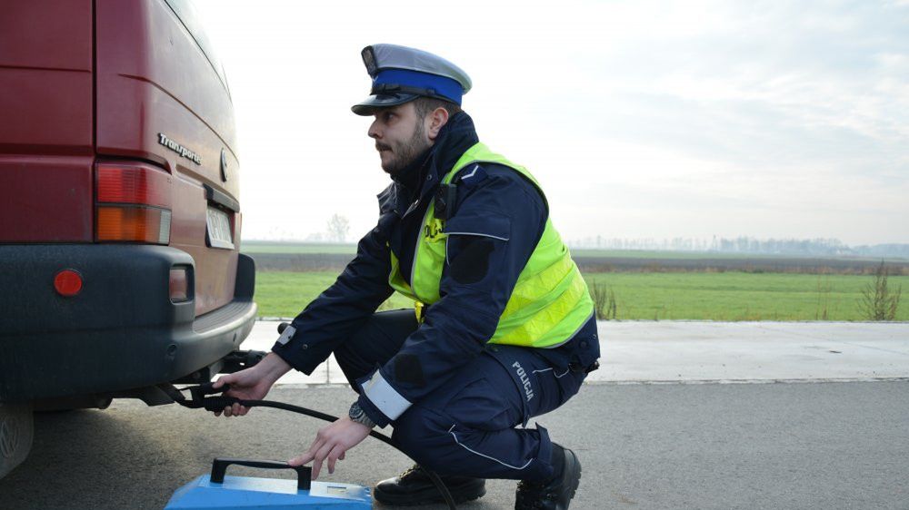 Policja musi naprawiać system kontroli pojazdów. Wiele z aut, których dowody zatrzymują funkcjonariusze, nie powinno dostać pieczątki na stacji diagnostycznej