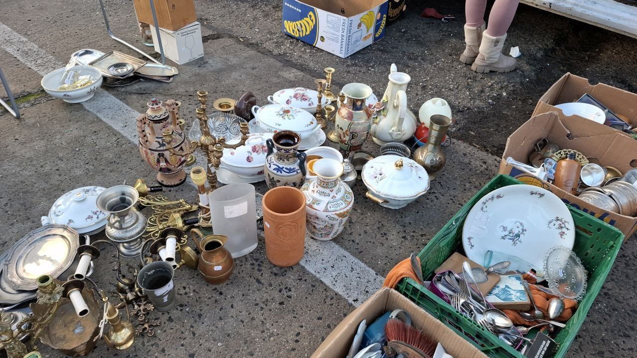 Skarby z giełdy staroci w Zielonej Górze. Monety, szkło, figurki, narzędzia i PRL-owskie klimaty - sprawdziliśmy, co warto upolować