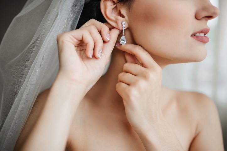 Jakie kolczyki ślubne dobrać? Poznaj najważniejsze kryterium wyboru biżuterii
