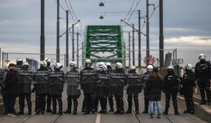 Politycy zaatakowali demonstrantów. "Byli uzbrojeni w noże"