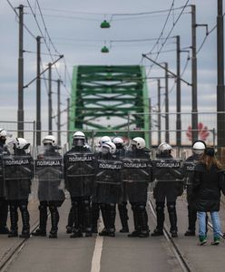 Politycy zaatakowali demonstrantów. "Byli uzbrojeni w noże"
