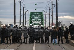 Politycy zaatakowali demonstrantów. "Byli uzbrojeni w noże"