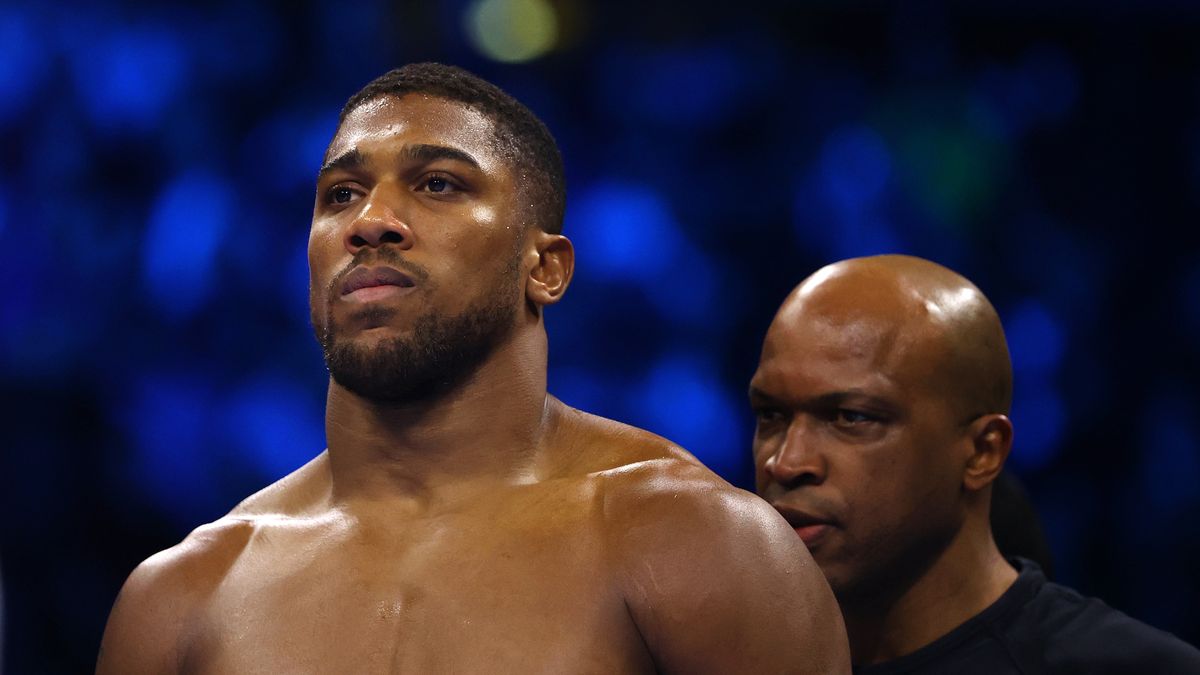 LONDON, ENGLAND - APRIL 01: Coach Derrick James speaks to Anthony Joshua prior to the Heavyweight fight between Anthony Joshua and Jermaine Franklin at The O2 Arena on April 01, 2023 in London, England. (Photo by James Chance/Getty Images)