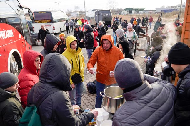 Na obywateli Ukrainy czekają ciepłe posiłki i pomoc w punktach recepcyjnych przy granicy. Tak wygląda to w Medyce.