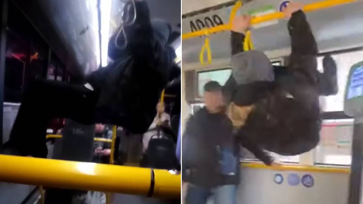 Młody pasażer wiesza się na barierkach w autobusie
