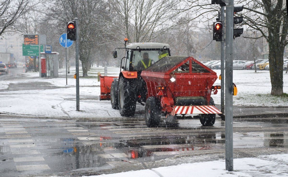Pług odśnieżający na ulicy Komisji Edukacji Narodowej w centrum Stalowej Woli