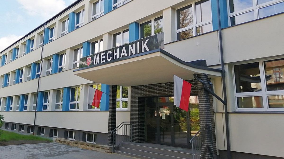 Śląskie. Nauczyciel zamontował kamerkę w toalecie. Odkrył ją uczeń