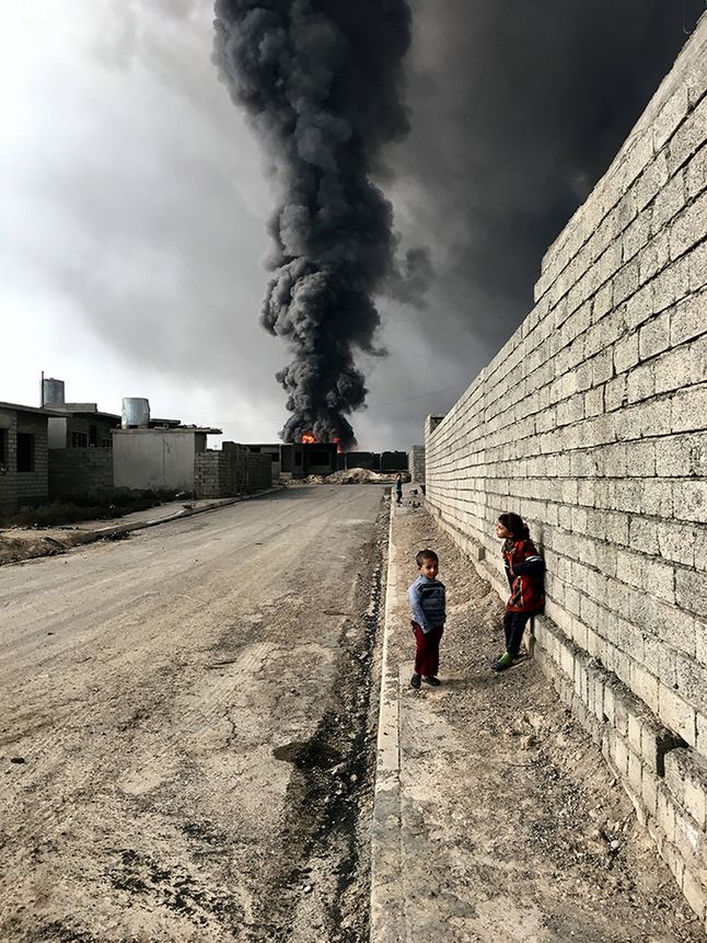 Tegorocznym zdobywcą Grand Prize został Sebastian Tomada z Nowego Jorku. Jego zdjęcie pokazuje dwójkę dzieci na ulicach miejscowości Qayyarah na północy Iraku. W tle widać tumany dymu pochodzące z szybów naftowych podpalonych przez bojowników tzw. Państwa Islamskiego. Zdjęcie powstało 4 listopada 2016 roku i zostało uchwycone iPhonem 6s.
