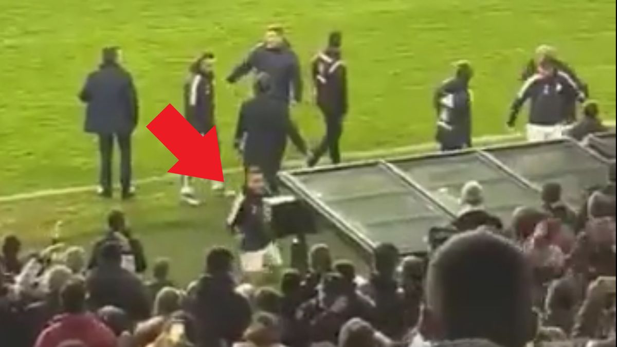 Iago Aspas przymierza się do ataku na monitor VAR.