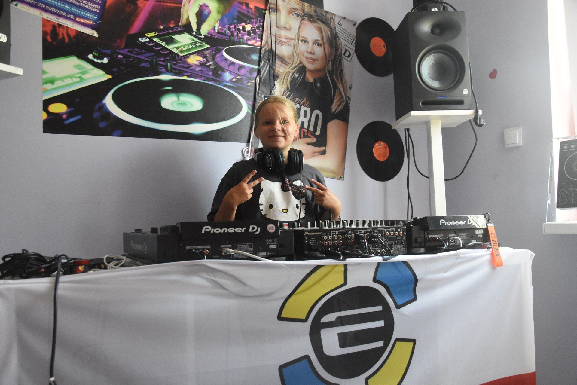 Dziesięciolatka &#34;wymiata&#34; za konsoletą! DJ Sky Mouse: Kiedy zaczynam grać, czuje szczęście i pozytywne emocje [zdjęcia]