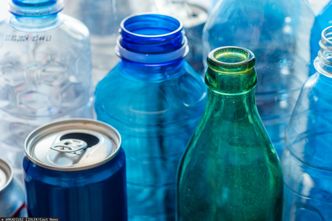 Kaucja za butelki i puszki. Trzeba będzie zapłacić jeszcze VAT? Jest odpowiedź resortu