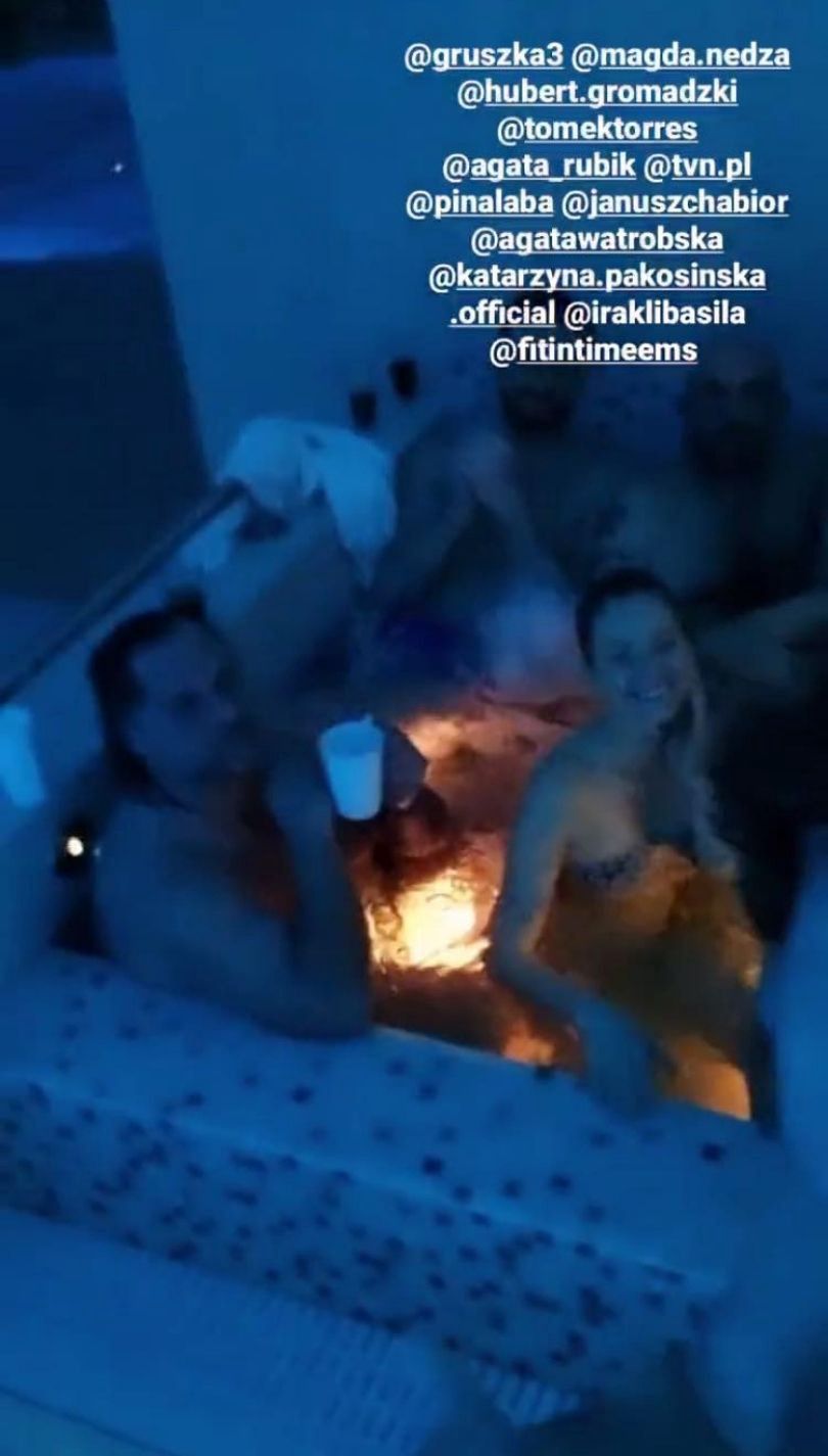 Piotr i Agata Rubikowie bawią się z jacuzzi z tłumem znajomych
