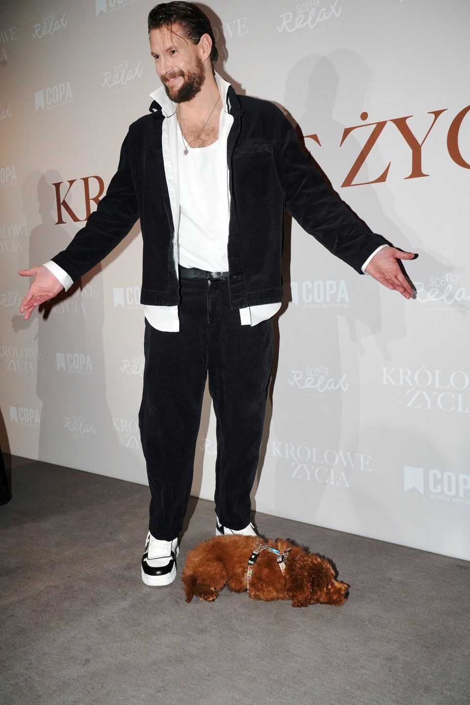 Sebastian Fabijański i pies Bąbel