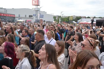 Gwiazdy Summer Fest 2025 przyciągnęły do Lipna prawdziwe tłumy. Zdjęcia
