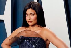 Kylie Jenner odsłoniła nogi i dekolt. Nie przerabia zdjęć? Internauci nie dowierzają