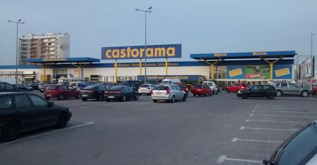 Szczepienia na parkingu przed Castoramą? Sieć deklaruje gotowość