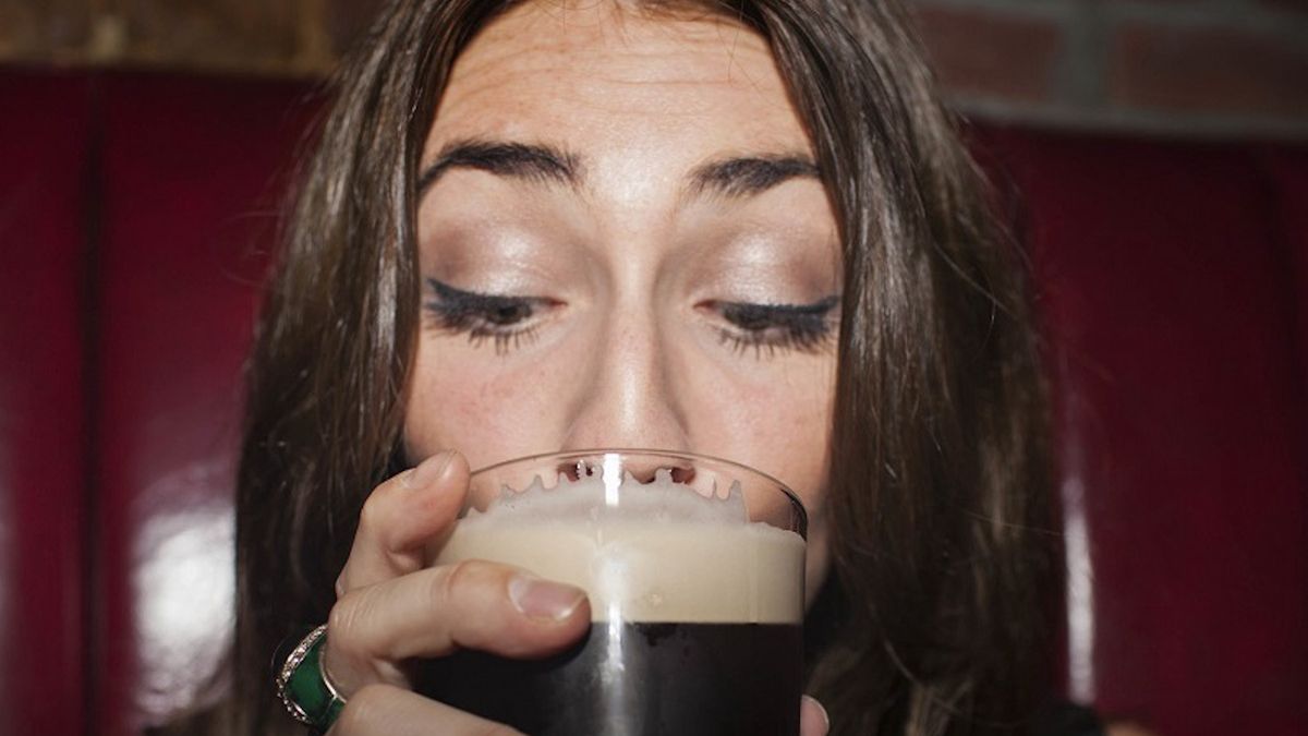 Mniej szkodliwe niż wódka? Pite regularnie może wyniszczyć wątrobę, serce