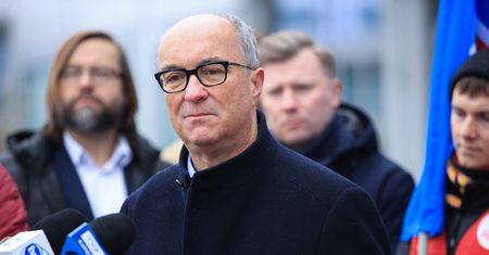 Ciąg dalszy kłopotów Czarzastego. Spóźniony wpis marszałka