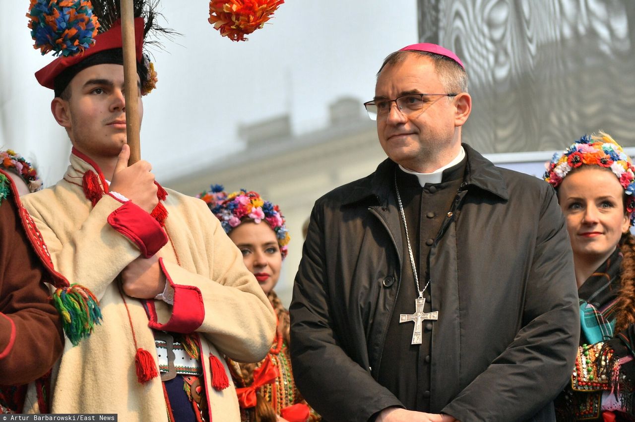 Nożownik zaatakował kierowcę biskupa. Sprawa w sądzie