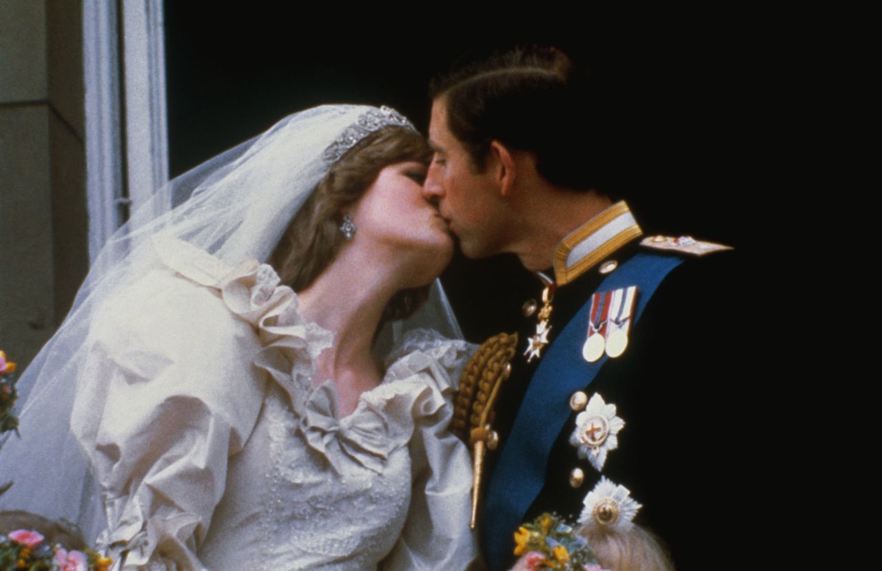 The kiss of the royal couple on the Buckingham Palace balcony.