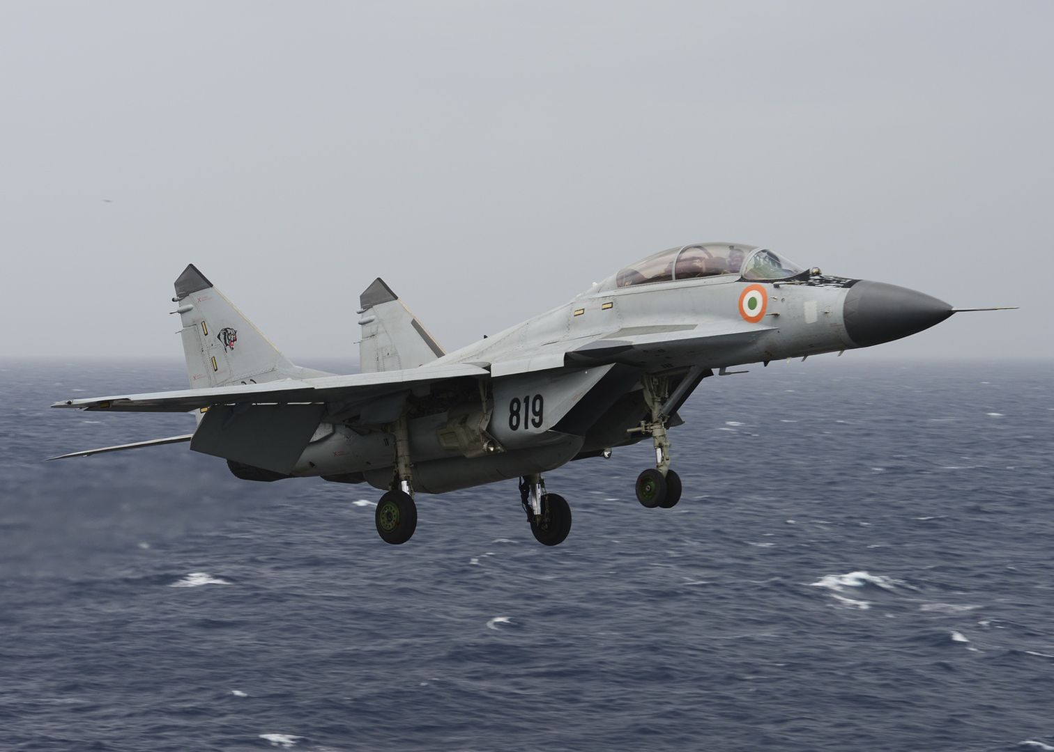 MiG-29K w czasie symulowanego lądowania na amerykańskim lotniskowcu USS Nimitz